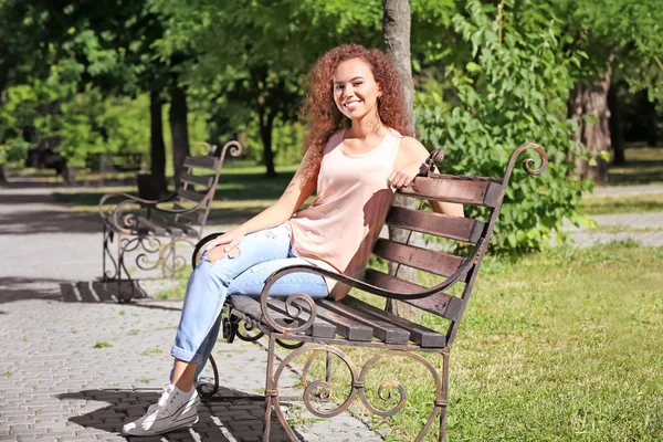 Femme assise sur le banc — Photo