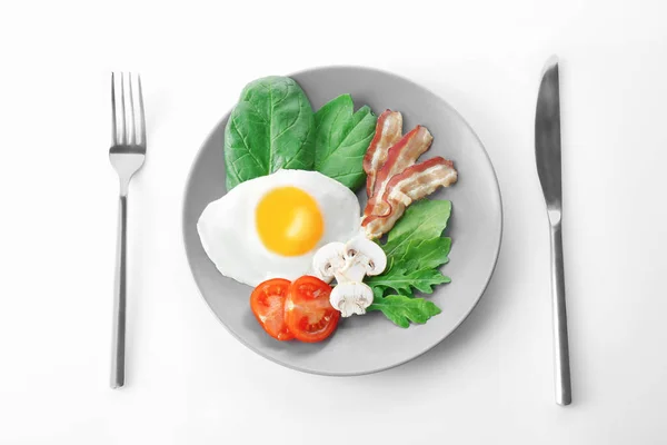 Assiette avec oeuf savoureux pour le petit déjeuner — Photo