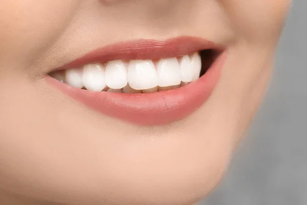 Mujer joven con dientes sanos — Foto de Stock