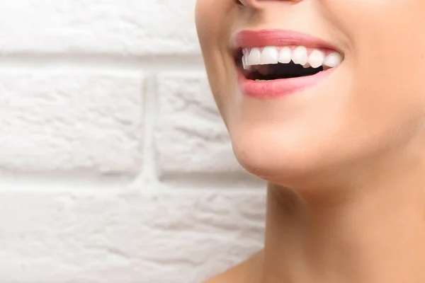 Donna con denti sani — Foto Stock