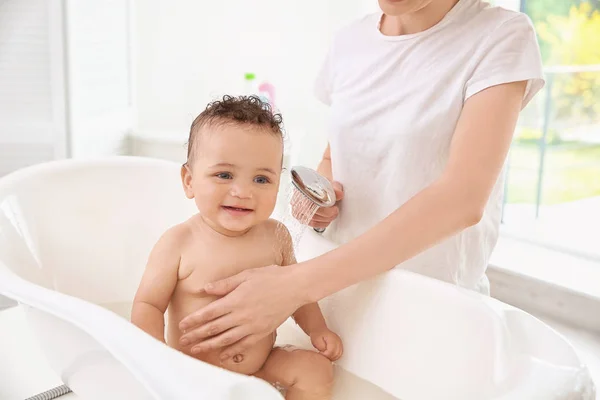 Madre bañando bebé — Foto de Stock