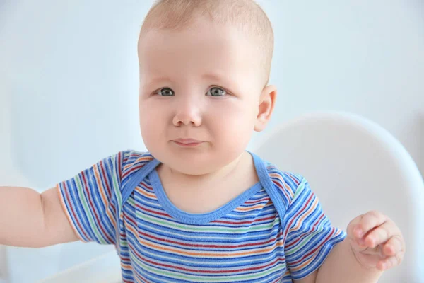 Bébé mignon sur fond clair — Photo