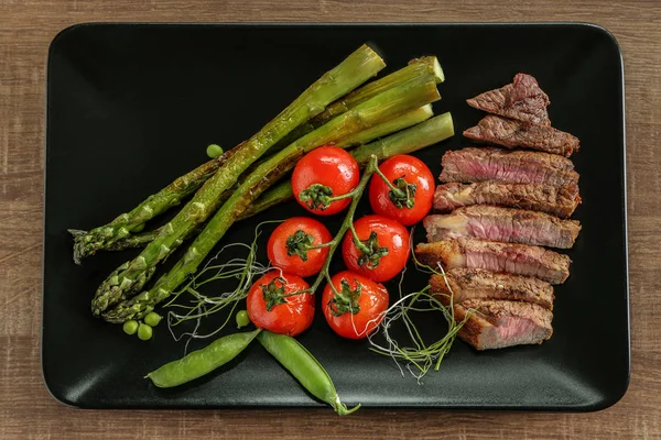 Steak served with vegetables — Stock Photo, Image
