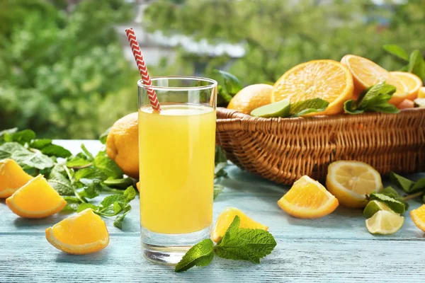 Delicious orange juice and ingredients — Stock Photo, Image