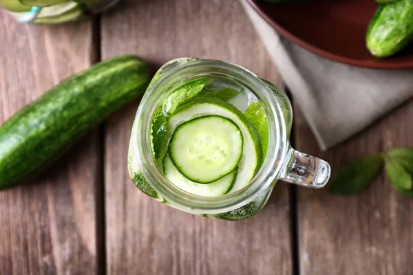 Verfrissende water met munt en komkommer — Stockfoto