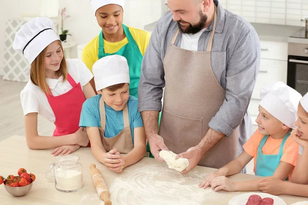 Grupo de crianças e professor na cozinha durante as aulas de culinária — Fotografia de Stock