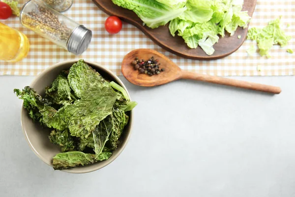 Marul çiplerle kase 