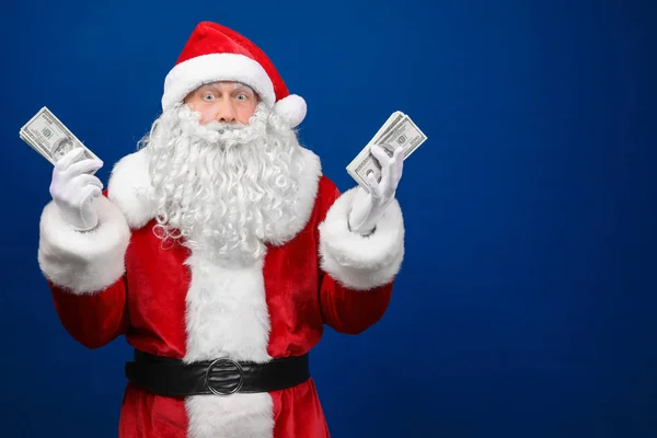 Santa Claus sosteniendo dinero — Foto de Stock