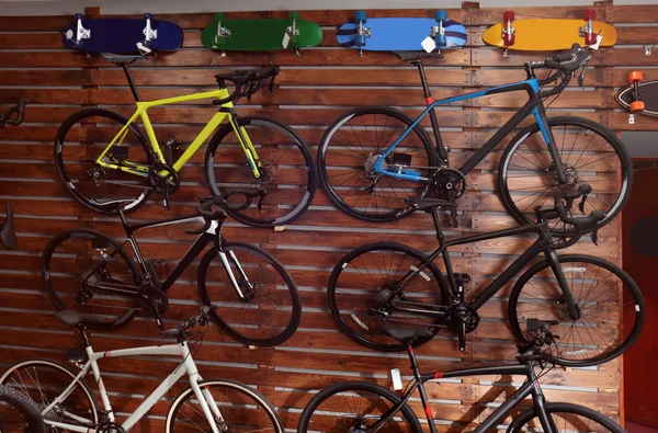 Новые велосипеды и скейтборды в магазине — стоковое фото