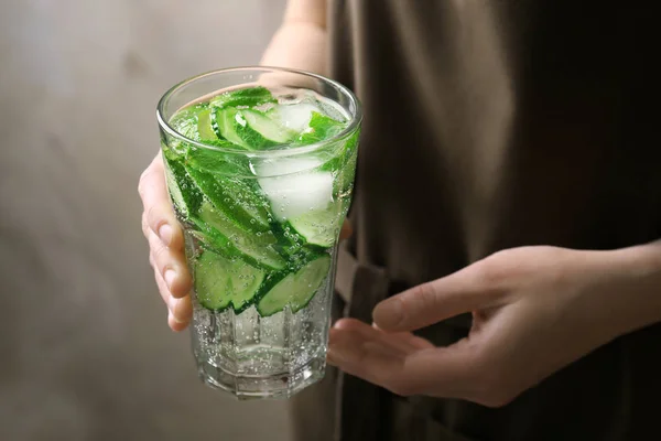 Frau hält Glas mit erfrischendem Wasser — Stockfoto