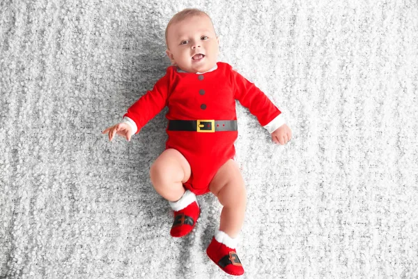 Lindo bebé en traje de Santa en tela suave — Foto de Stock