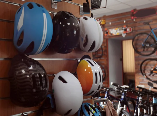 Bisiklet dükkanı kask ile stand