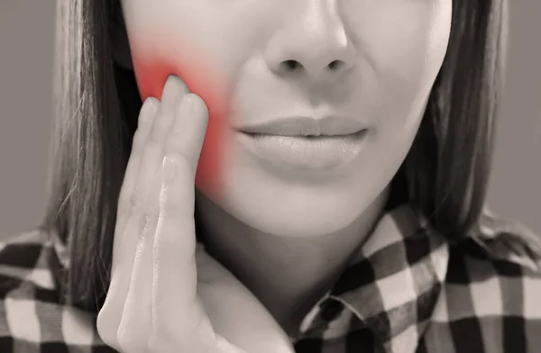 Mulher que sofre de dor de dente — Fotografia de Stock