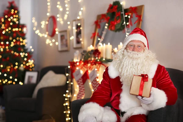 Święty Mikołaj z pudełkiem prezentów — Zdjęcie stockowe