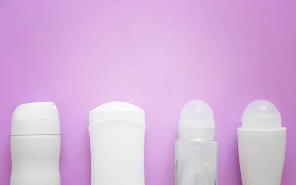 Жіночі дезодоранти на кольоровому фоні — стокове фото