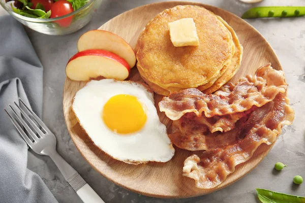 Fried egg, pancakes and bacon — Stock Photo, Image