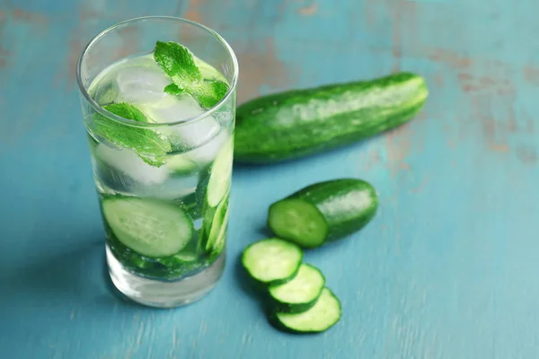 Refreshing water with mint and cucumber — Stock Photo, Image