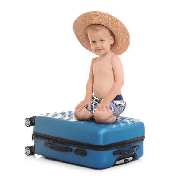 Adorable niño en sombrero de paja con gran maleta azul aislada en blanco — Foto de Stock