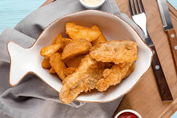 Assiette avec poisson frit et chips — Photo