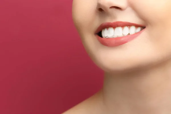 Mujer joven con dientes sanos — Foto de Stock