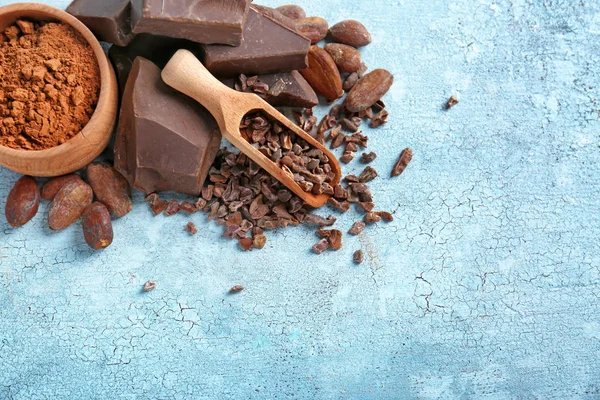 Composizione di prodotti a base di cacao e pezzi di cioccolato rotti — Foto Stock