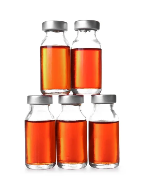 Ampułki z szczepionki na białym tle — Zdjęcie stockowe