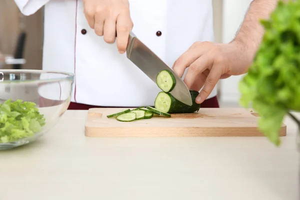 Chef rebanando pepinos — Foto de Stock