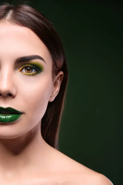 Mulher com maquiagem verde fantasia — Fotografia de Stock