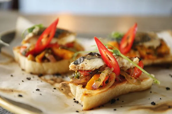带圆角的鱼和蔬菜在板上的美味 molletes — 图库照片