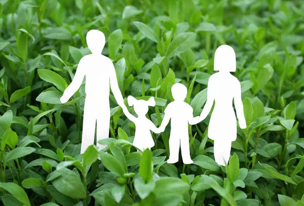 Silhouette di carta di famiglia e erba verde — Foto Stock