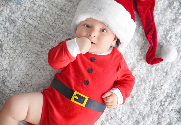 Schattige kleine baby in Santa kostuum op zachte stof — Stockfoto