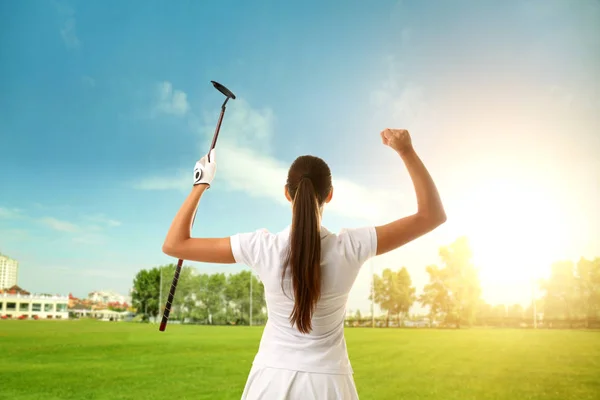 Junge Frau spielt Golf auf Golfplatz — Stockfoto