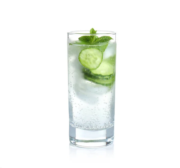 Agua refrescante con menta y pepino —  Fotos de Stock