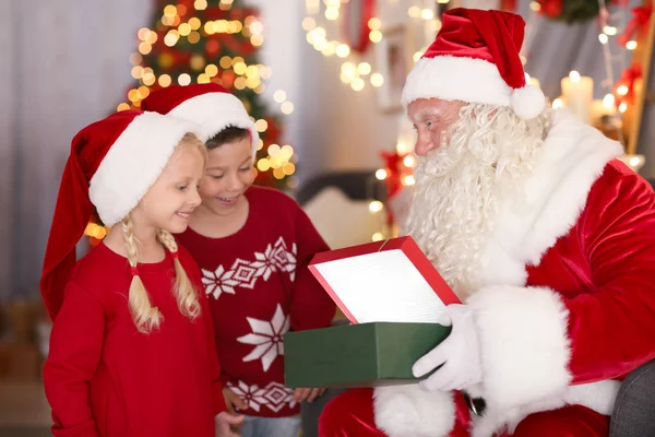 Çocuklar için oda güzel Noel süslemeleri ile olan mevcut gösterilen otantik Noel Baba