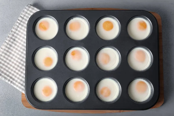 Çörek teneke pişmiş yumurta ile