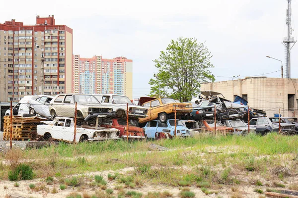 Nahromadí rozdrcené automobily na vrakoviště — Stock fotografie