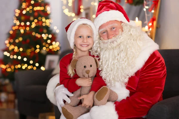 Santa Claus i Ładna dziewczynka z zabawką w pokojach utrzymane na Boże Narodzenie — Zdjęcie stockowe