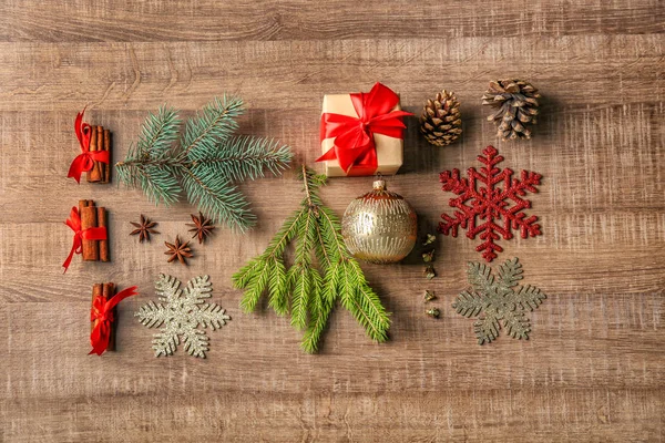 Composição de Natal em fundo de madeira — Fotografia de Stock