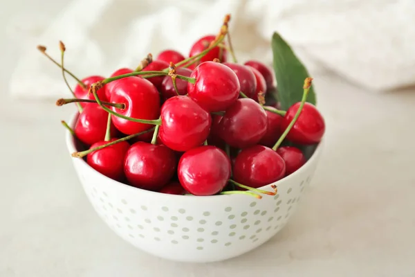 Cerezas maduras en tazón de cerámica blanca — Foto de Stock