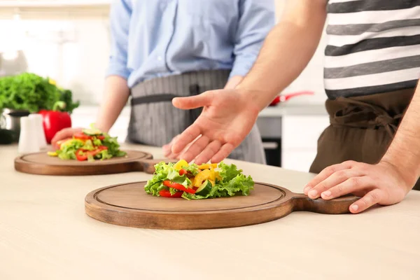 Yemek dersleri veren aşçı