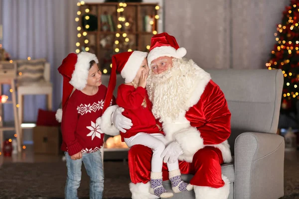 Дети рассказывают Санте свои пожелания в номере с красивыми рождественскими украшениями — стоковое фото