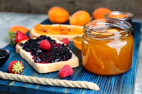 Vasetto e pane con marmellata — Foto Stock