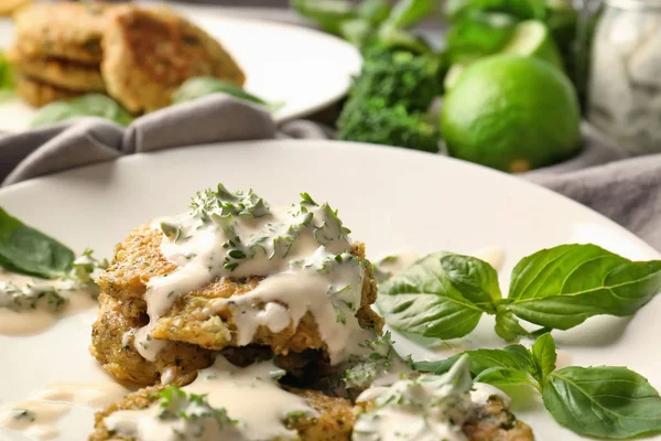 Brokoli krep ve fesleğen yaprakları plaka üzerinde