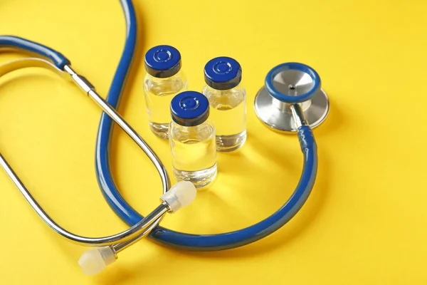 Stimulatiedosis met vaccin en stethoscoop — Stockfoto