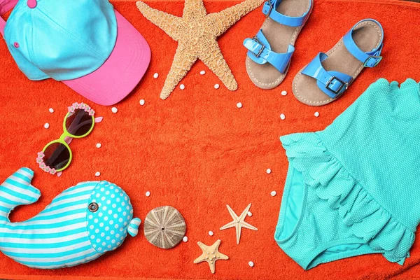 Yaz aksesuarları ile kompozisyon