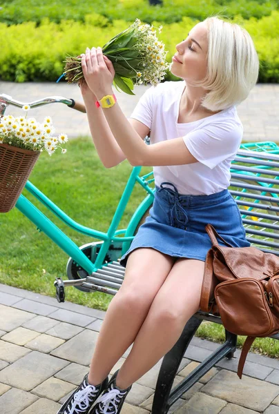 Vacker ung kvinna med cykel — Stockfoto