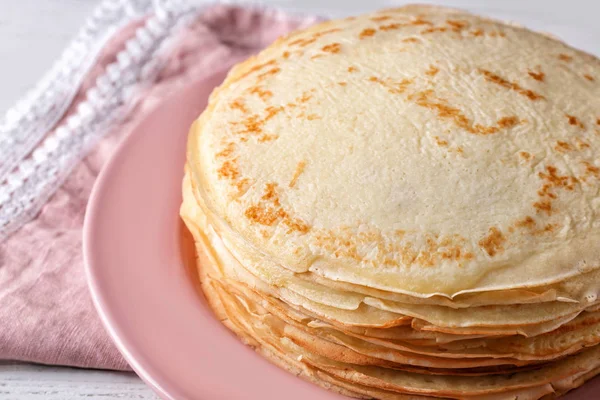 Pancakes on pink plate — Stock Photo, Image
