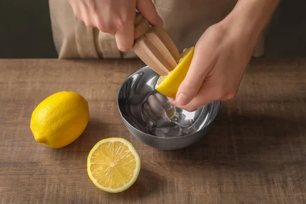 Man extracting lemon juice — Stock Photo, Image