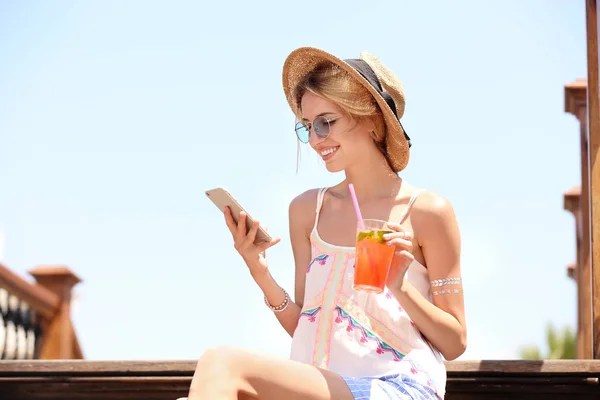 Mujer con teléfono móvil al aire libre — Foto de Stock