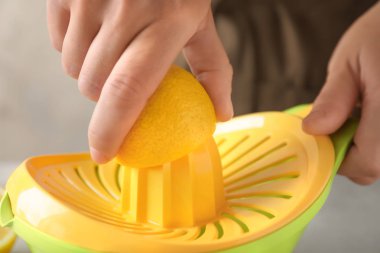 Limon suyu ayıklanan adam  